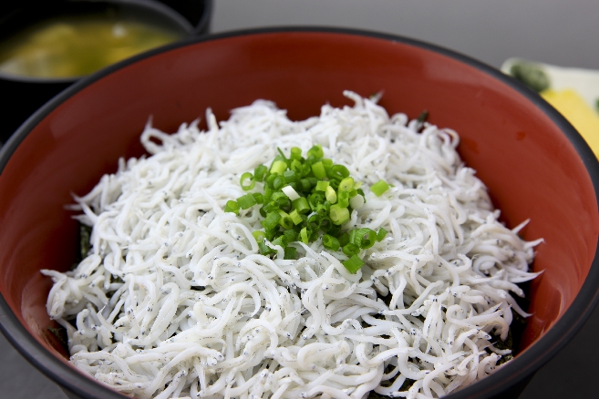 釜揚げしらす丼 焼津市魚仲水産加工業協同組合